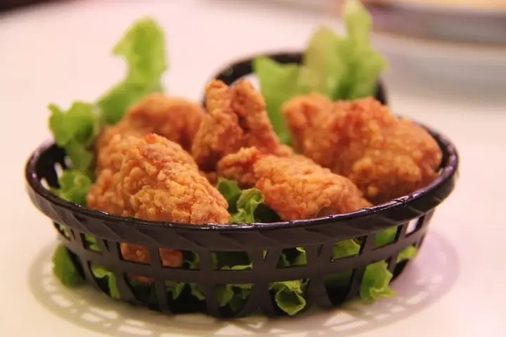 Editorial photo illustrating: Sweet Onion Chicken Teriyaki Across Cities: Why Estimates Diverge